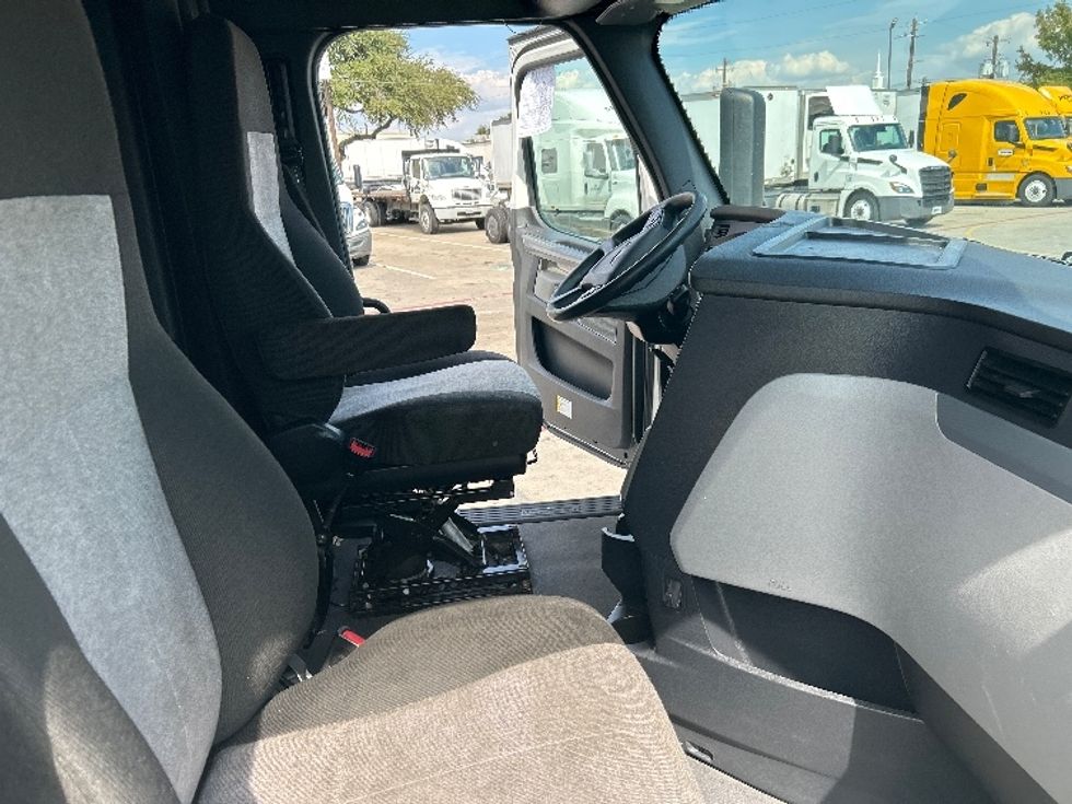 Sleeper Tractor-Heavy Duty Tractors-Freightliner-2021-T12664ST-Garland-TX-569,810\n\t\tmiles-$ 58,750 - Image 15