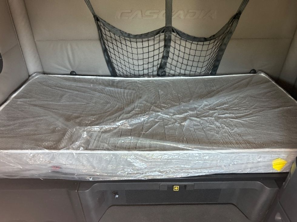 Sleeper Tractor-Heavy Duty Tractors-Freightliner-2021-T12664ST-Garland-TX-569,810\n\t\tmiles-$ 58,750 - Image 17