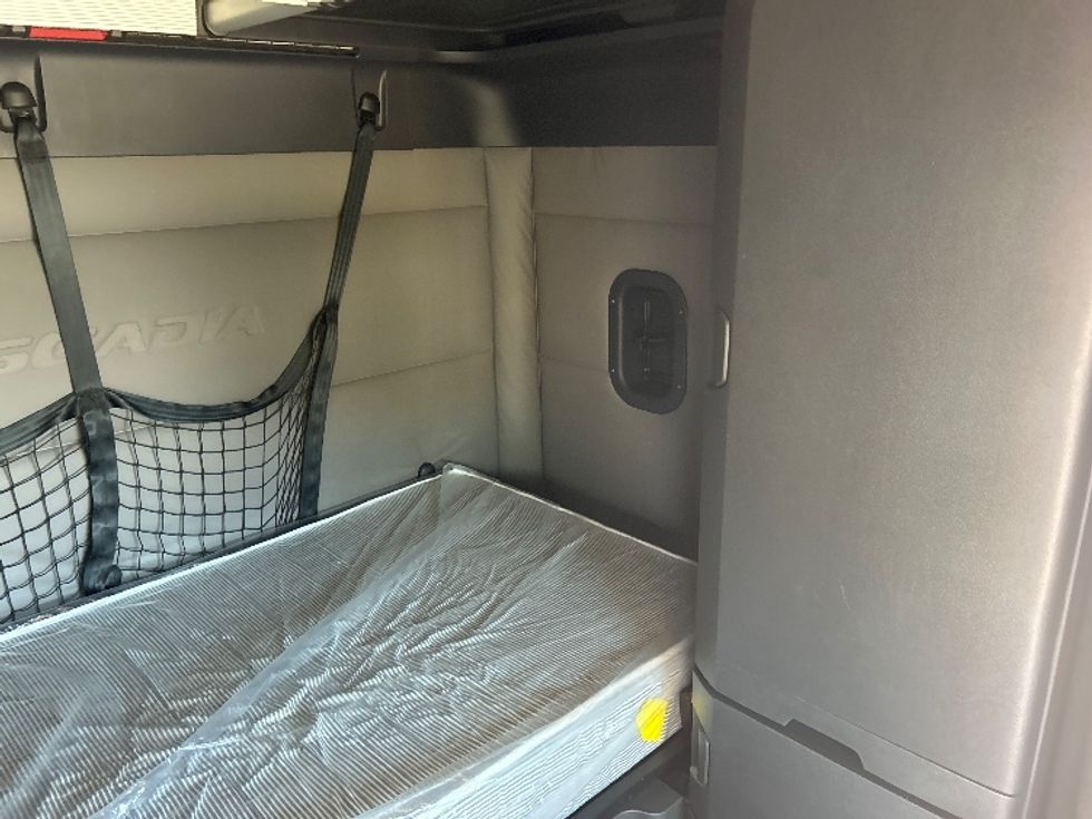 Sleeper Tractor-Heavy Duty Tractors-Freightliner-2021-T12664ST-Garland-TX-569,810\n\t\tmiles-$ 58,750 - Image 18