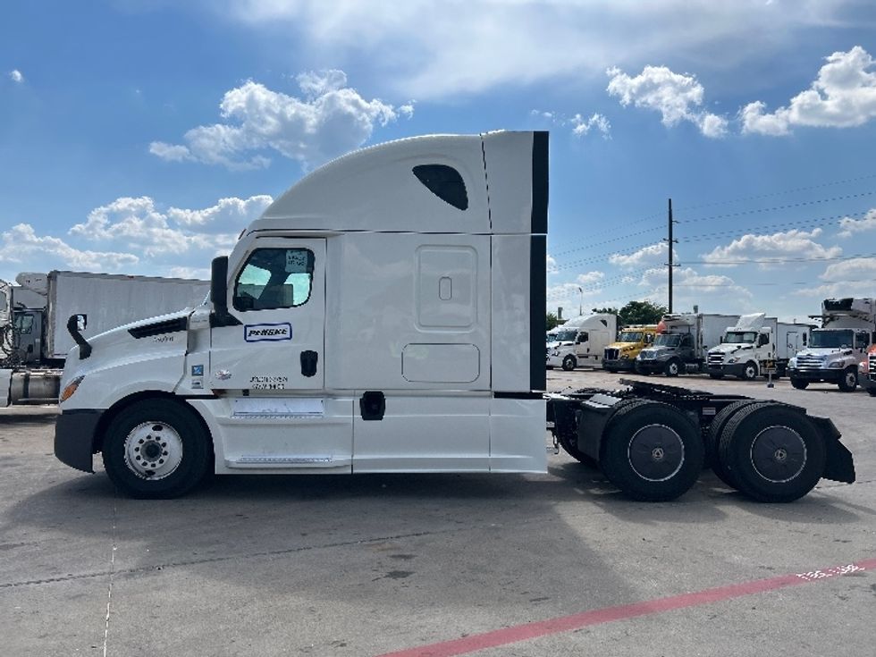 Sleeper Tractor-Heavy Duty Tractors-Freightliner-2021-T12664ST-Garland-TX-569,810\n\t\tmiles-$ 58,750 - Image 4