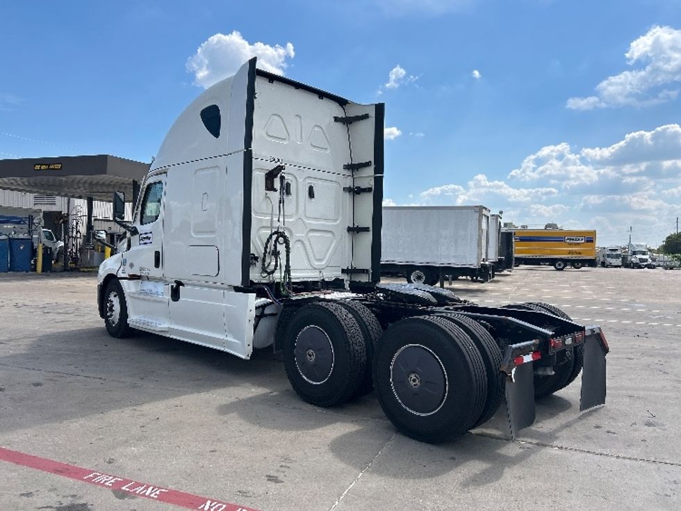 Sleeper Tractor-Heavy Duty Tractors-Freightliner-2021-T12664ST-Garland-TX-569,810\n\t\tmiles-$ 58,750 - Image 5