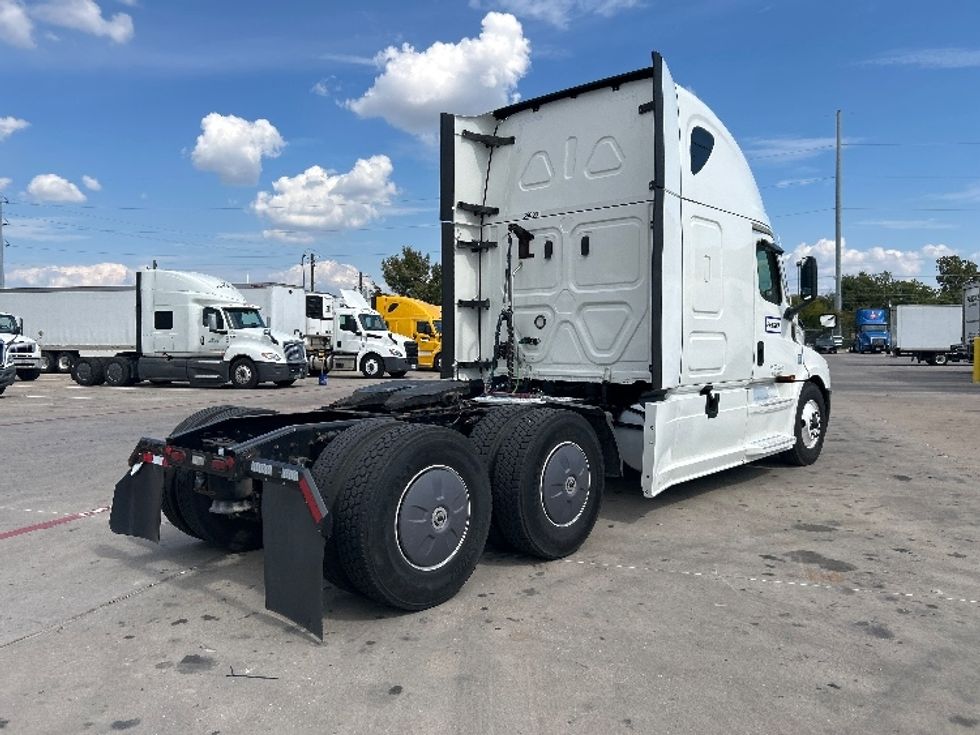 Sleeper Tractor-Heavy Duty Tractors-Freightliner-2021-T12664ST-Garland-TX-569,810\n\t\tmiles-$ 58,750 - Image 7