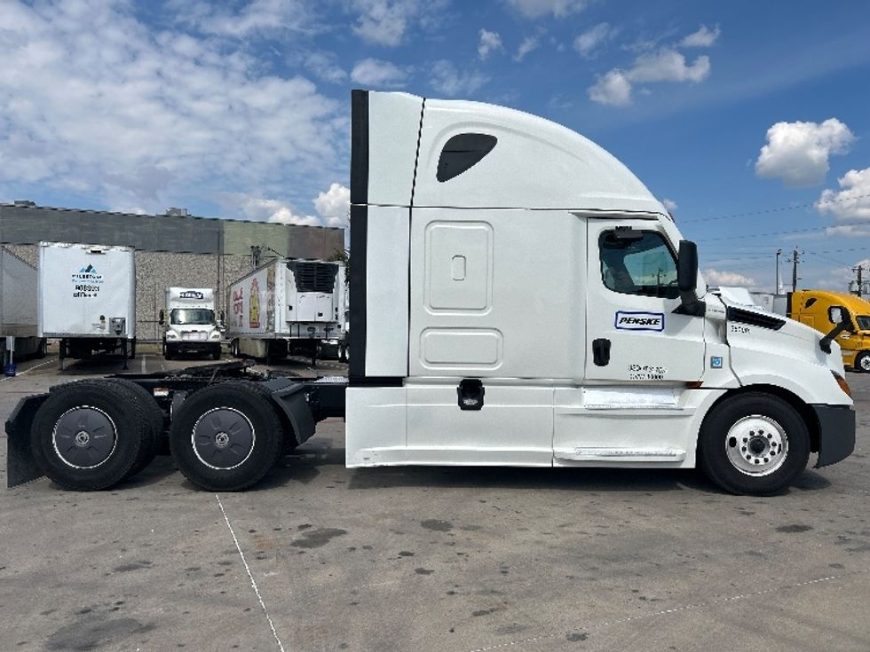 Sleeper Tractor-Heavy Duty Tractors-Freightliner-2021-T12664ST-Garland-TX-569,810\n\t\tmiles-$ 58,750 - Image 8