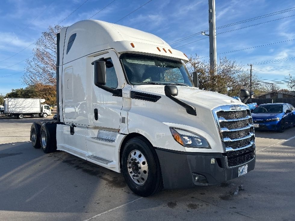 Sleeper Tractor-Heavy Duty Tractors-Freightliner-2021-T12664ST-Garland-TX-570,676\n\t\tmiles-$ 58,750 - Image 1