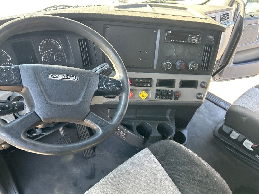 Sleeper Tractor-Heavy Duty Tractors-Freightliner-2021-T12664ST-Garland-TX-570,676\n\t\tmiles-$ 58,750 - Image 11