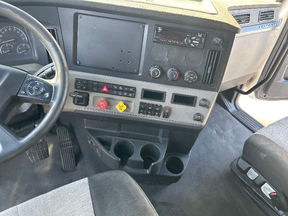 Sleeper Tractor-Heavy Duty Tractors-Freightliner-2021-T12664ST-Garland-TX-570,676\n\t\tmiles-$ 58,750 - Image 12