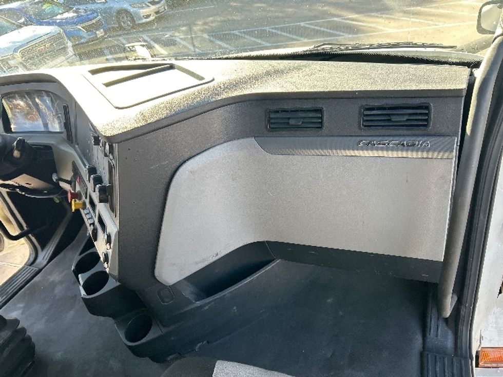 Sleeper Tractor-Heavy Duty Tractors-Freightliner-2021-T12664ST-Garland-TX-570,676\n\t\tmiles-$ 58,750 - Image 14