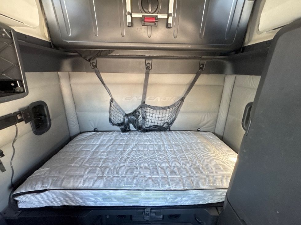 Sleeper Tractor-Heavy Duty Tractors-Freightliner-2021-T12664ST-Garland-TX-570,676\n\t\tmiles-$ 58,750 - Image 16