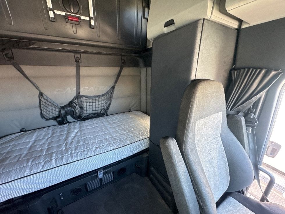 Sleeper Tractor-Heavy Duty Tractors-Freightliner-2021-T12664ST-Garland-TX-570,676\n\t\tmiles-$ 58,750 - Image 18