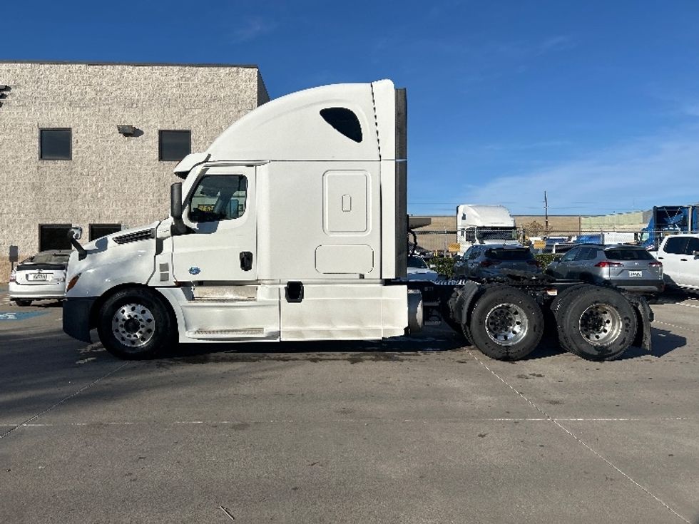 Sleeper Tractor-Heavy Duty Tractors-Freightliner-2021-T12664ST-Garland-TX-570,676\n\t\tmiles-$ 58,750 - Image 4