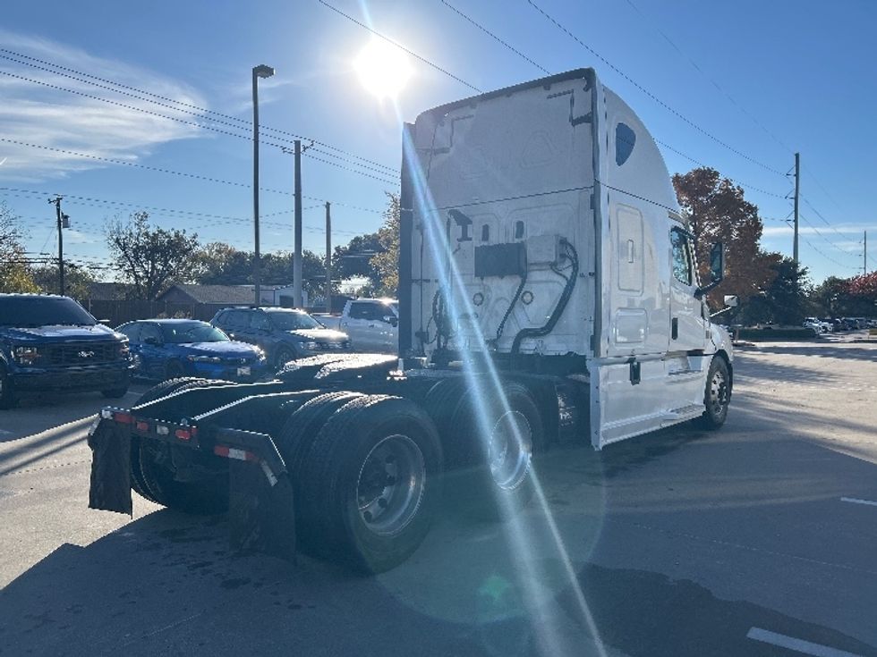 Sleeper Tractor-Heavy Duty Tractors-Freightliner-2021-T12664ST-Garland-TX-570,676\n\t\tmiles-$ 58,750 - Image 7