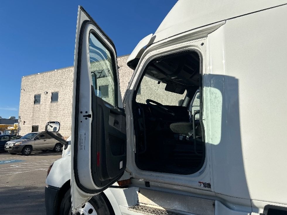 Sleeper Tractor-Heavy Duty Tractors-Freightliner-2021-T12664ST-Garland-TX-570,676\n\t\tmiles-$ 58,750 - Image 9