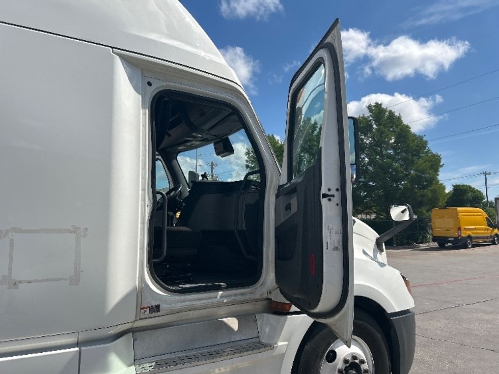 Sleeper Tractor-Heavy Duty Tractors-Freightliner-2021-T12664ST-Garland-TX-631,266\n\t\tmiles-$ 61,000 - Image 13