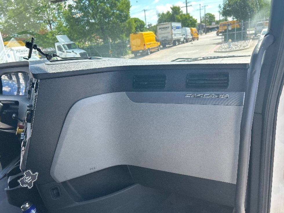 Sleeper Tractor-Heavy Duty Tractors-Freightliner-2021-T12664ST-Garland-TX-631,266\n\t\tmiles-$ 61,000 - Image 14