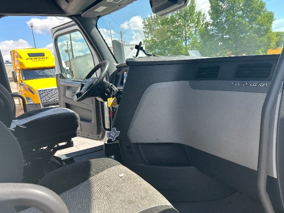 Sleeper Tractor-Heavy Duty Tractors-Freightliner-2021-T12664ST-Garland-TX-631,266\n\t\tmiles-$ 61,000 - Image 15