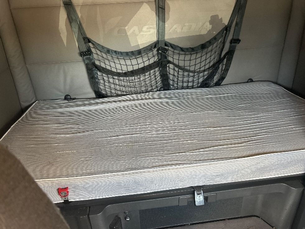 Sleeper Tractor-Heavy Duty Tractors-Freightliner-2021-T12664ST-Garland-TX-631,266\n\t\tmiles-$ 61,000 - Image 17