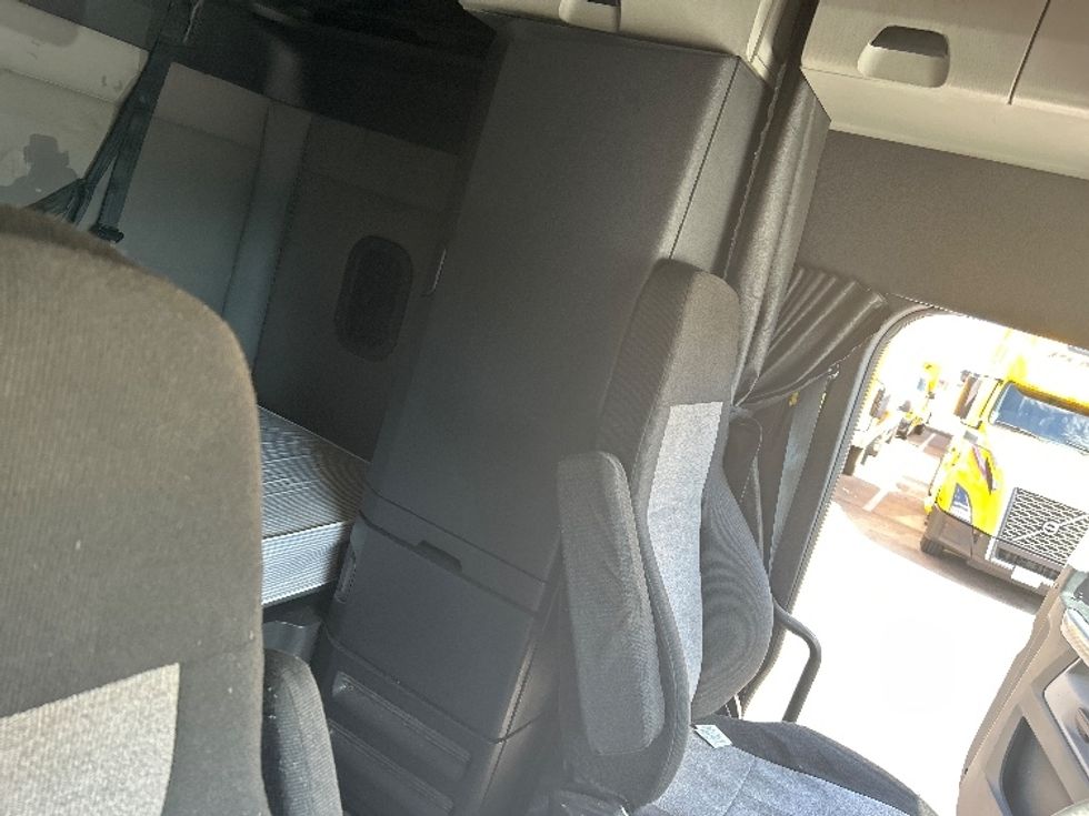 Sleeper Tractor-Heavy Duty Tractors-Freightliner-2021-T12664ST-Garland-TX-631,266\n\t\tmiles-$ 61,000 - Image 18