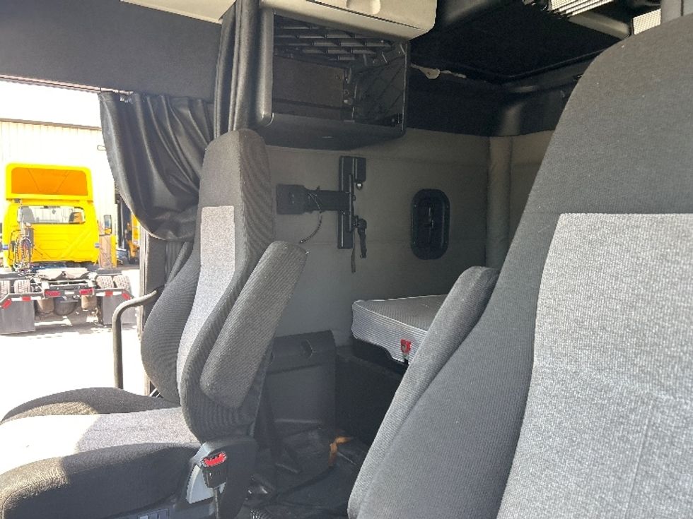 Sleeper Tractor-Heavy Duty Tractors-Freightliner-2021-T12664ST-Garland-TX-631,266\n\t\tmiles-$ 61,000 - Image 19