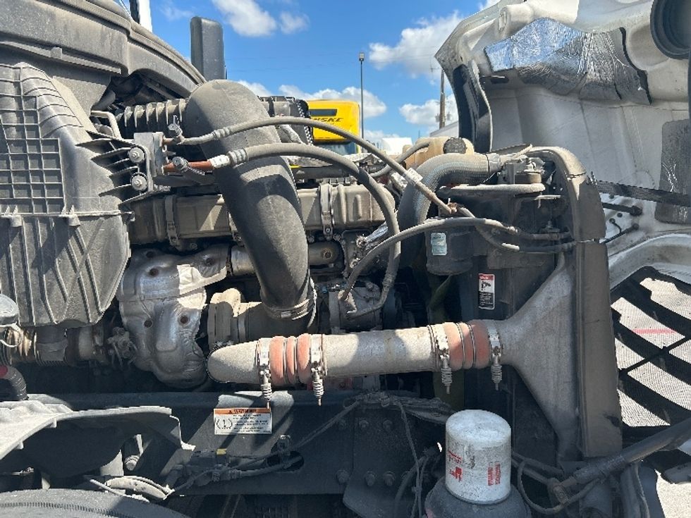 Sleeper Tractor-Heavy Duty Tractors-Freightliner-2021-T12664ST-Garland-TX-631,266\n\t\tmiles-$ 61,000 - Image 20