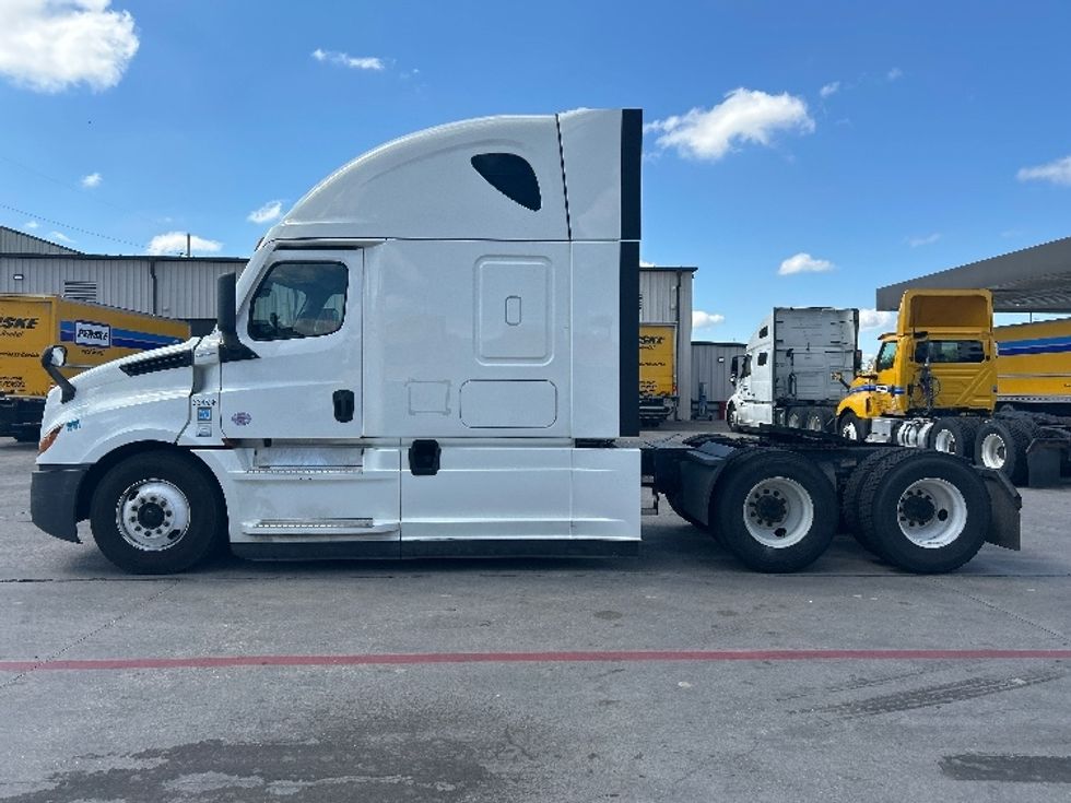 Sleeper Tractor-Heavy Duty Tractors-Freightliner-2021-T12664ST-Garland-TX-631,266\n\t\tmiles-$ 61,000 - Image 4