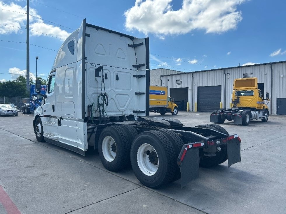 Sleeper Tractor-Heavy Duty Tractors-Freightliner-2021-T12664ST-Garland-TX-631,266\n\t\tmiles-$ 61,000 - Image 5