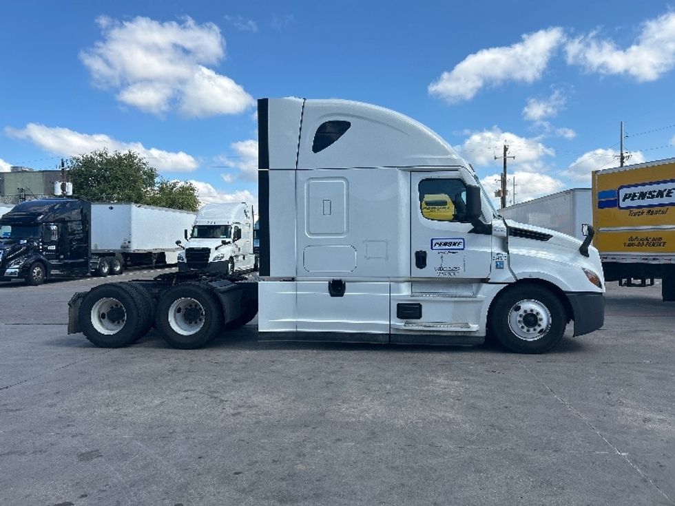 Sleeper Tractor-Heavy Duty Tractors-Freightliner-2021-T12664ST-Garland-TX-631,266\n\t\tmiles-$ 61,000 - Image 8