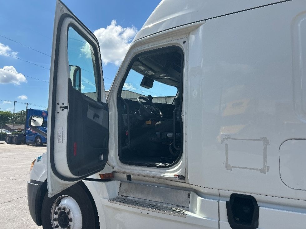 Sleeper Tractor-Heavy Duty Tractors-Freightliner-2021-T12664ST-Garland-TX-631,266\n\t\tmiles-$ 61,000 - Image 9