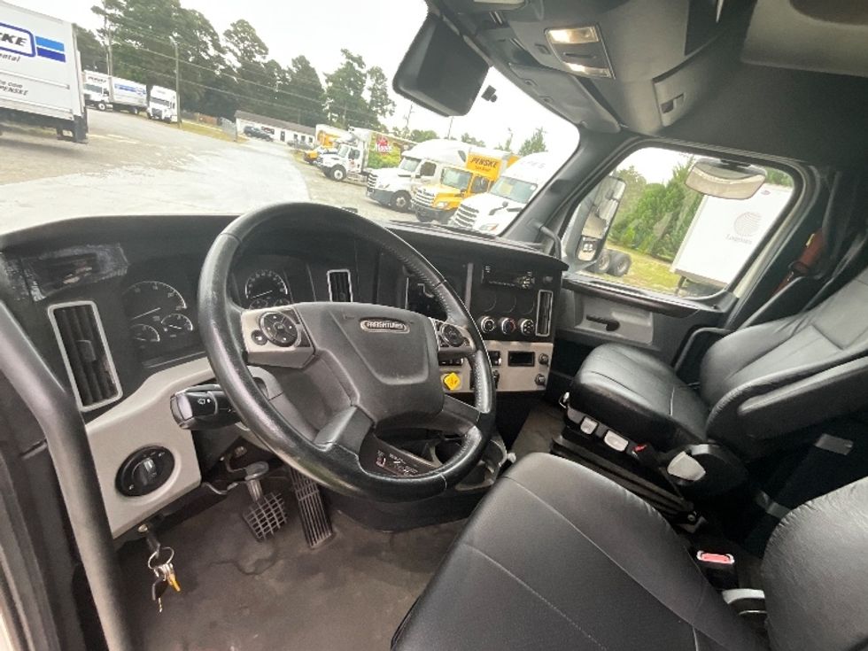 Sleeper Tractor-Heavy Duty Tractors-Freightliner-2021-T12664ST-Goldsboro-NC-620,063\n\t\tmiles-$ 56,750 - Image 10