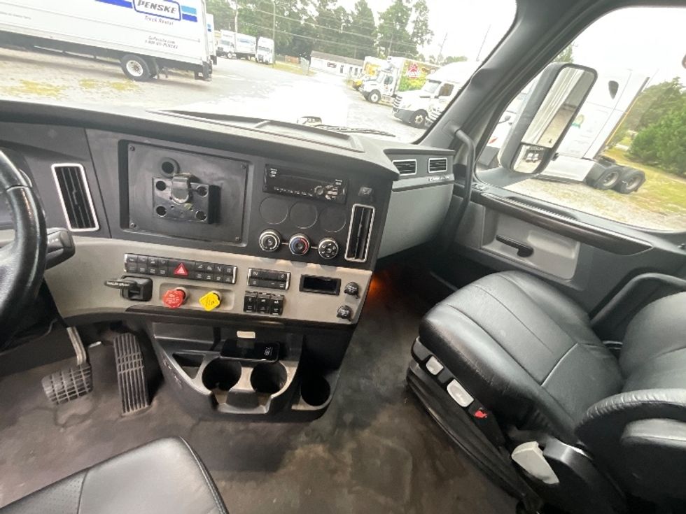 Sleeper Tractor-Heavy Duty Tractors-Freightliner-2021-T12664ST-Goldsboro-NC-620,063\n\t\tmiles-$ 56,750 - Image 12