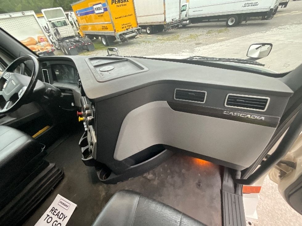 Sleeper Tractor-Heavy Duty Tractors-Freightliner-2021-T12664ST-Goldsboro-NC-620,063\n\t\tmiles-$ 56,750 - Image 14