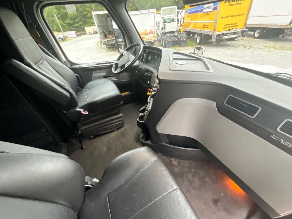 Sleeper Tractor-Heavy Duty Tractors-Freightliner-2021-T12664ST-Goldsboro-NC-620,063\n\t\tmiles-$ 56,750 - Image 15