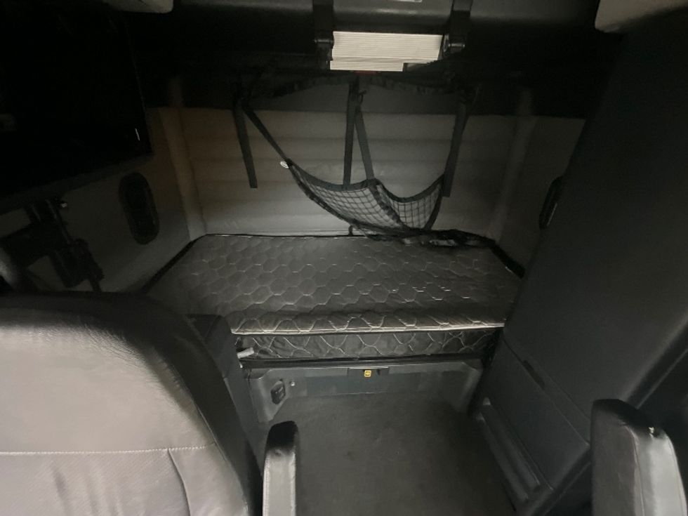 Sleeper Tractor-Heavy Duty Tractors-Freightliner-2021-T12664ST-Goldsboro-NC-620,063\n\t\tmiles-$ 56,750 - Image 16