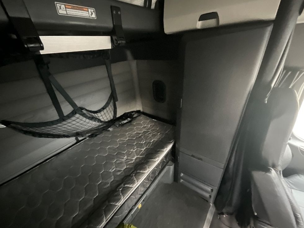 Sleeper Tractor-Heavy Duty Tractors-Freightliner-2021-T12664ST-Goldsboro-NC-620,063\n\t\tmiles-$ 56,750 - Image 17