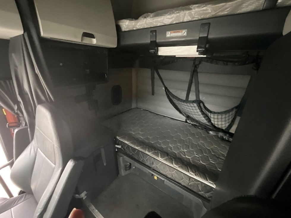 Sleeper Tractor-Heavy Duty Tractors-Freightliner-2021-T12664ST-Goldsboro-NC-620,063\n\t\tmiles-$ 56,750 - Image 18