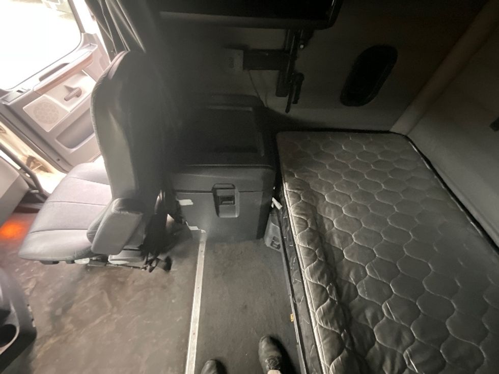 Sleeper Tractor-Heavy Duty Tractors-Freightliner-2021-T12664ST-Goldsboro-NC-620,063\n\t\tmiles-$ 56,750 - Image 19