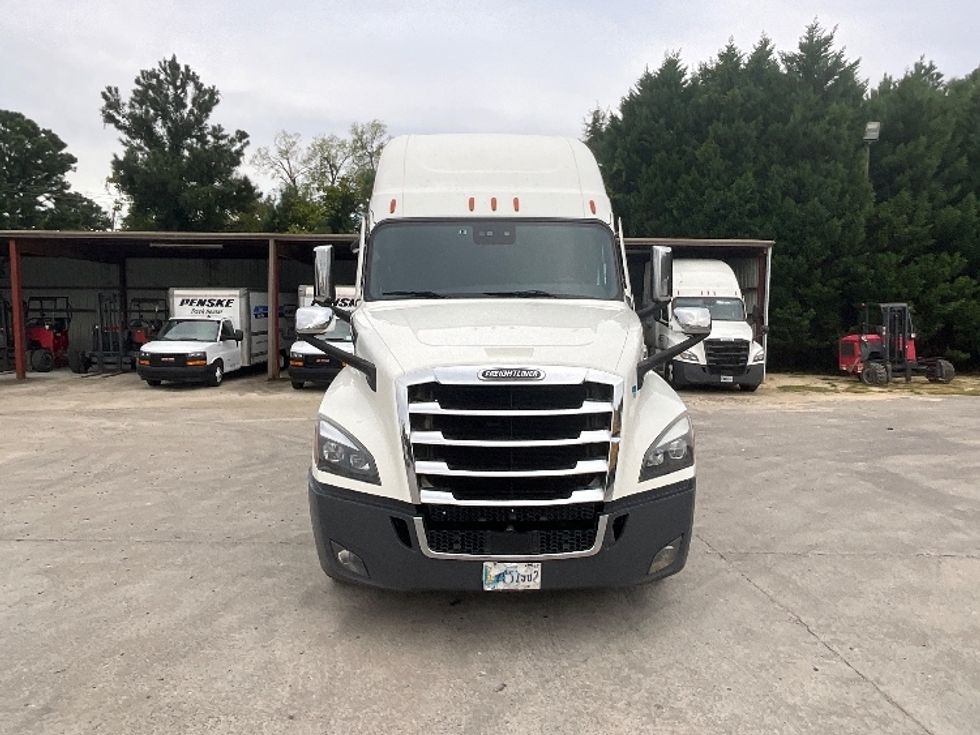 Sleeper Tractor-Heavy Duty Tractors-Freightliner-2021-T12664ST-Goldsboro-NC-620,063\n\t\tmiles-$ 56,750 - Image 2