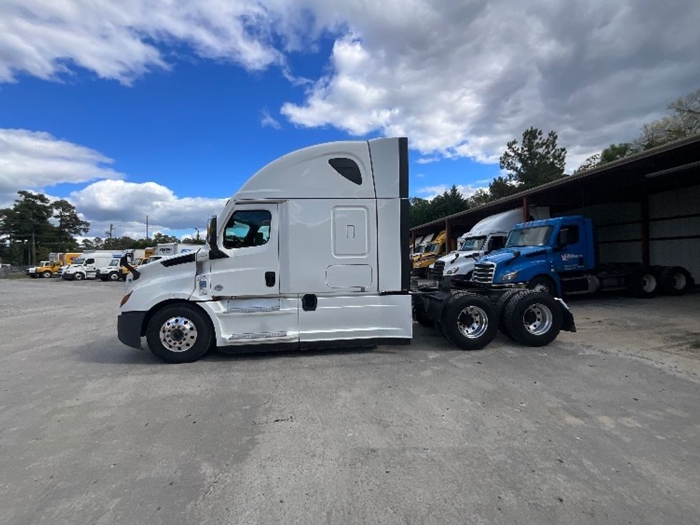 Sleeper Tractor-Heavy Duty Tractors-Freightliner-2021-T12664ST-Goldsboro-NC-620,063\n\t\tmiles-$ 56,750 - Image 4