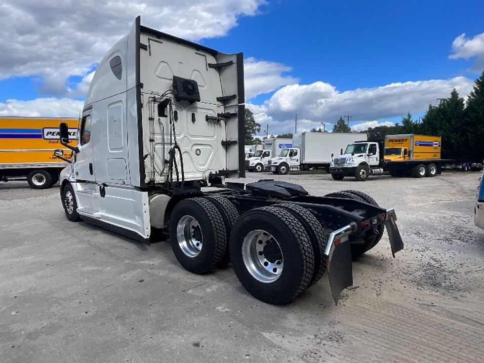 Sleeper Tractor-Heavy Duty Tractors-Freightliner-2021-T12664ST-Goldsboro-NC-620,063\n\t\tmiles-$ 56,750 - Image 5