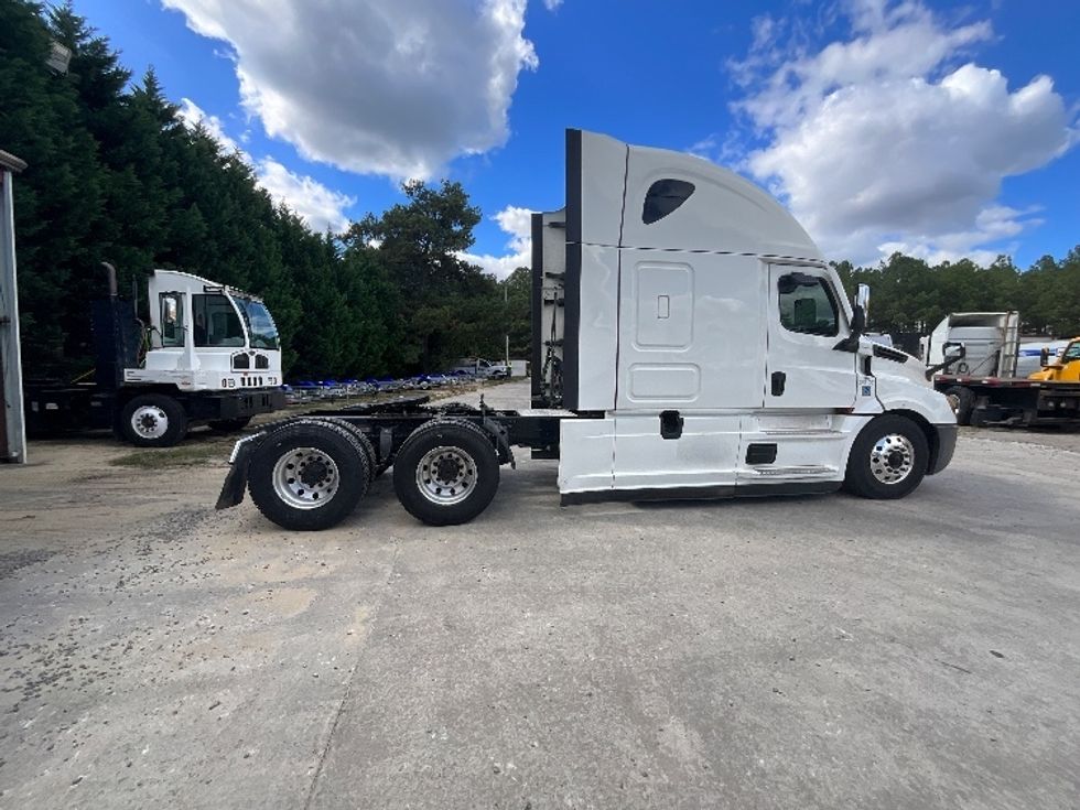 Sleeper Tractor-Heavy Duty Tractors-Freightliner-2021-T12664ST-Goldsboro-NC-620,063\n\t\tmiles-$ 56,750 - Image 8