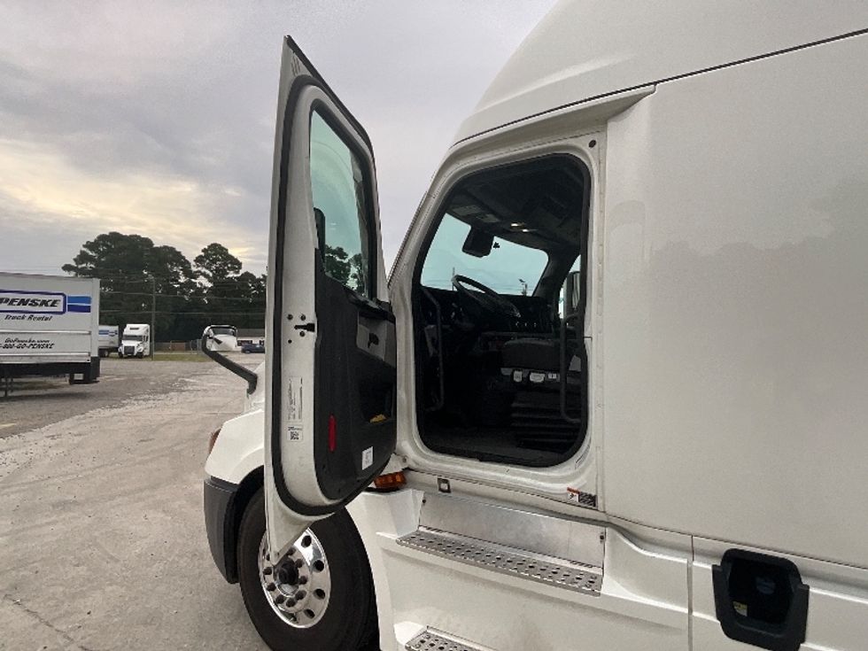 Sleeper Tractor-Heavy Duty Tractors-Freightliner-2021-T12664ST-Goldsboro-NC-620,063\n\t\tmiles-$ 56,750 - Image 9