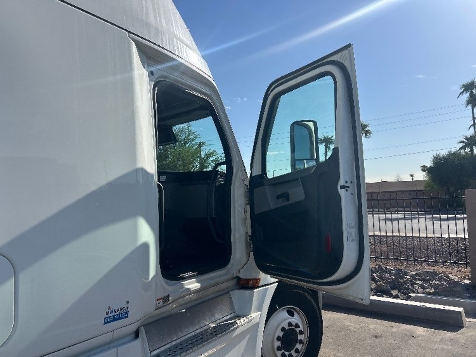 Sleeper Tractor-Heavy Duty Tractors-Freightliner-2021-T12664ST-Goodyear-AZ-567,648\n\t\tmiles-$ 64,000 - Image 13