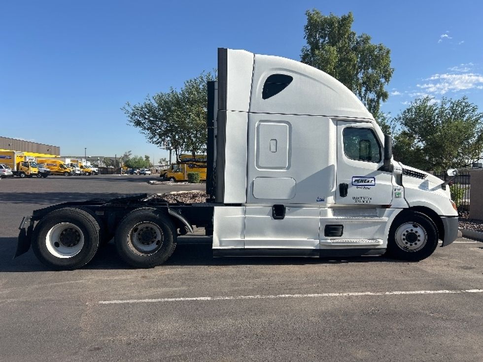 Sleeper Tractor-Heavy Duty Tractors-Freightliner-2021-T12664ST-Goodyear-AZ-567,648\n\t\tmiles-$ 64,000 - Image 8