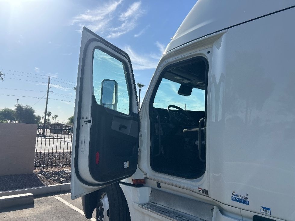 Sleeper Tractor-Heavy Duty Tractors-Freightliner-2021-T12664ST-Goodyear-AZ-567,648\n\t\tmiles-$ 64,000 - Image 9