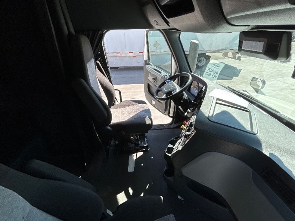 Sleeper Tractor-Heavy Duty Tractors-Freightliner-2021-T12664ST-Goodyear-AZ-598,762\n\t\tmiles-$ 61,250 - Image 15