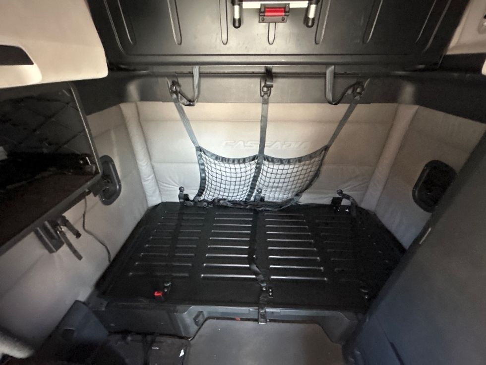 Sleeper Tractor-Heavy Duty Tractors-Freightliner-2021-T12664ST-Goodyear-AZ-598,762\n\t\tmiles-$ 61,250 - Image 17