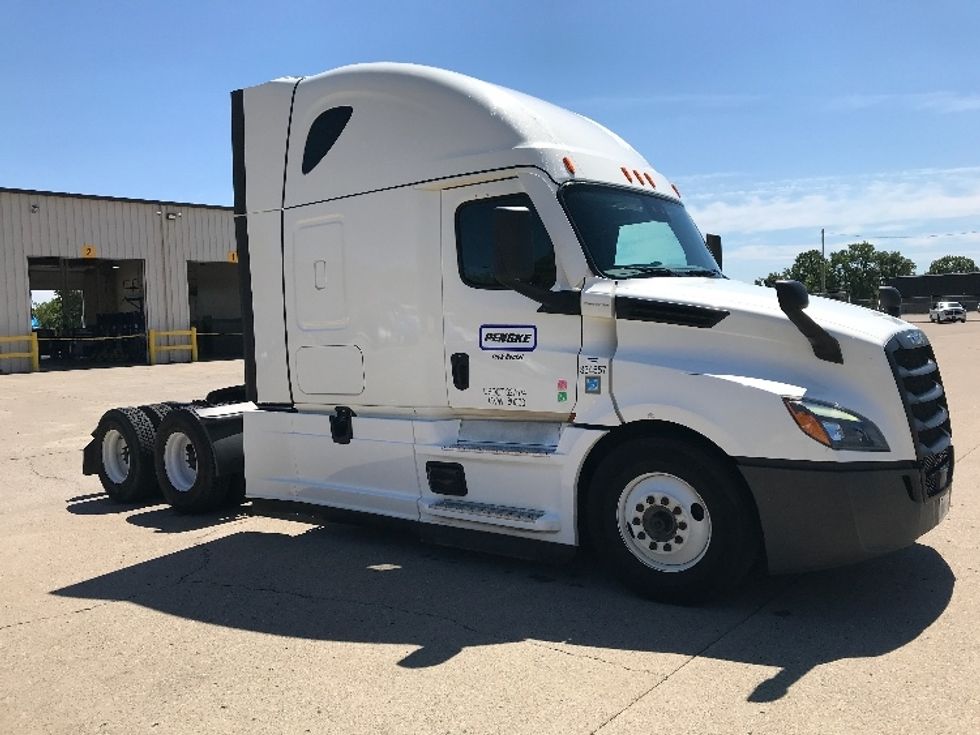 Sleeper Tractor-Heavy Duty Tractors-Freightliner-2021-T12664ST-Grand Prairie-TX-452,419\n\t\tmiles-$ 74,000 - Image 1