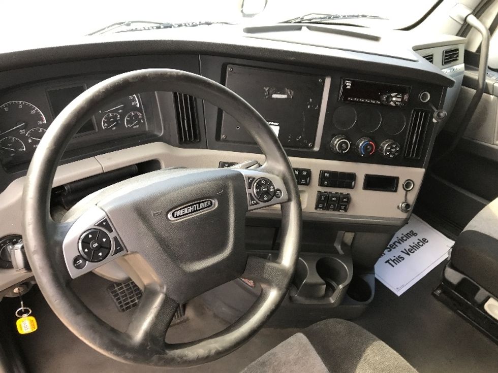 Sleeper Tractor-Heavy Duty Tractors-Freightliner-2021-T12664ST-Grand Prairie-TX-452,419\n\t\tmiles-$ 74,000 - Image 10