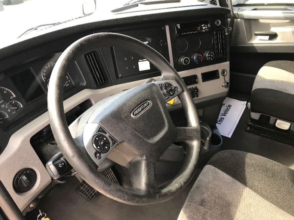 Sleeper Tractor-Heavy Duty Tractors-Freightliner-2021-T12664ST-Grand Prairie-TX-452,419\n\t\tmiles-$ 74,000 - Image 11