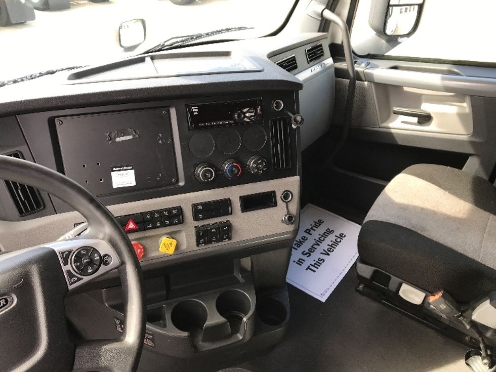 Sleeper Tractor-Heavy Duty Tractors-Freightliner-2021-T12664ST-Grand Prairie-TX-452,419\n\t\tmiles-$ 74,000 - Image 12