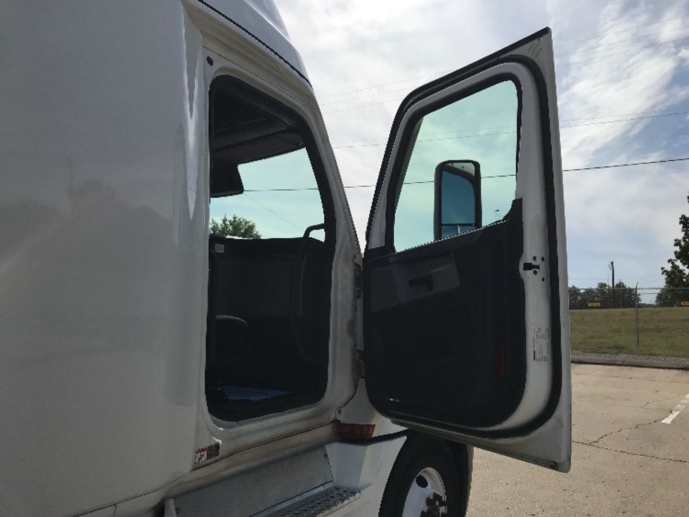 Sleeper Tractor-Heavy Duty Tractors-Freightliner-2021-T12664ST-Grand Prairie-TX-452,419\n\t\tmiles-$ 74,000 - Image 13